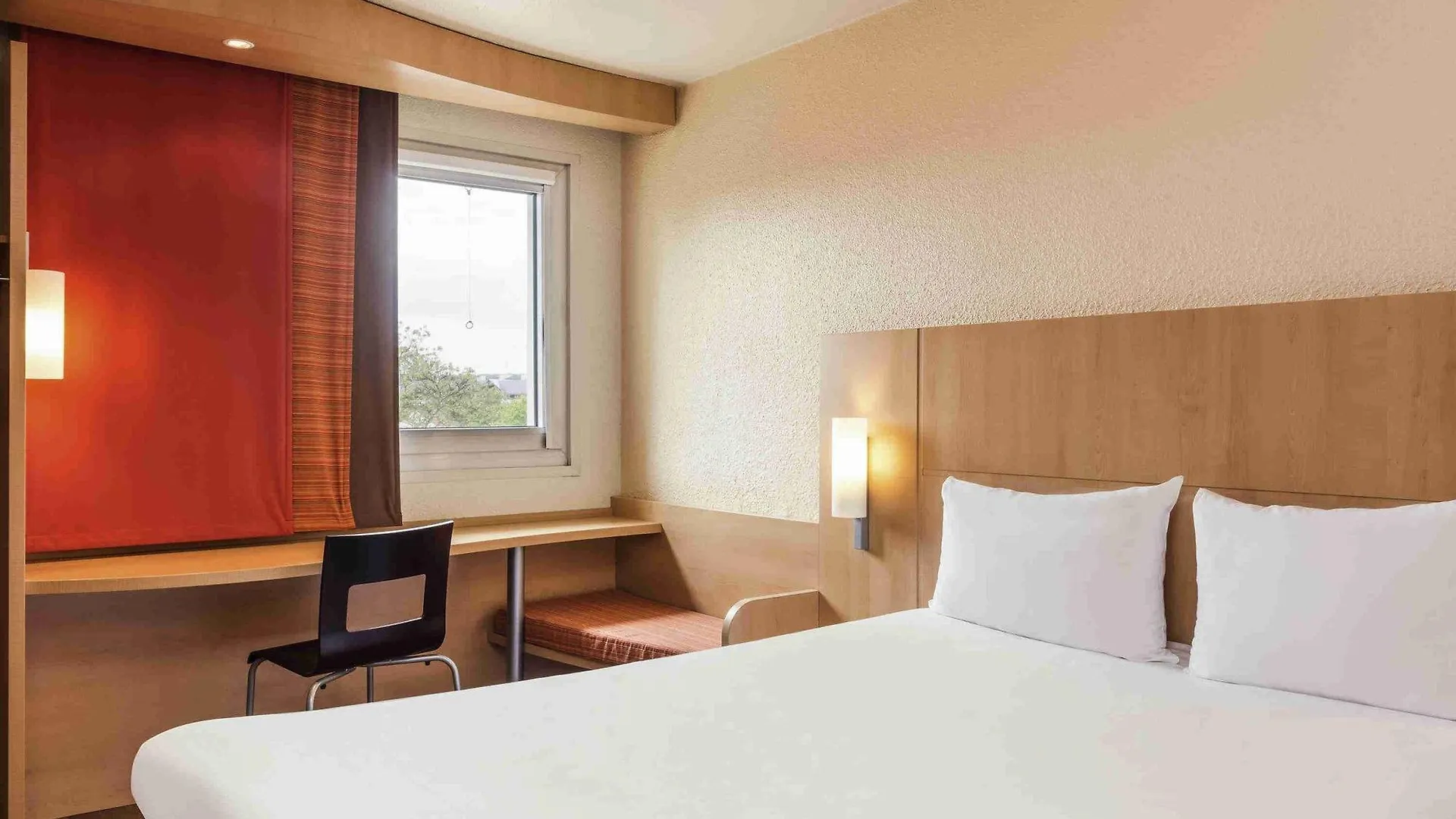 Ibis Lyon Est Chaponnay Hotel 3*,