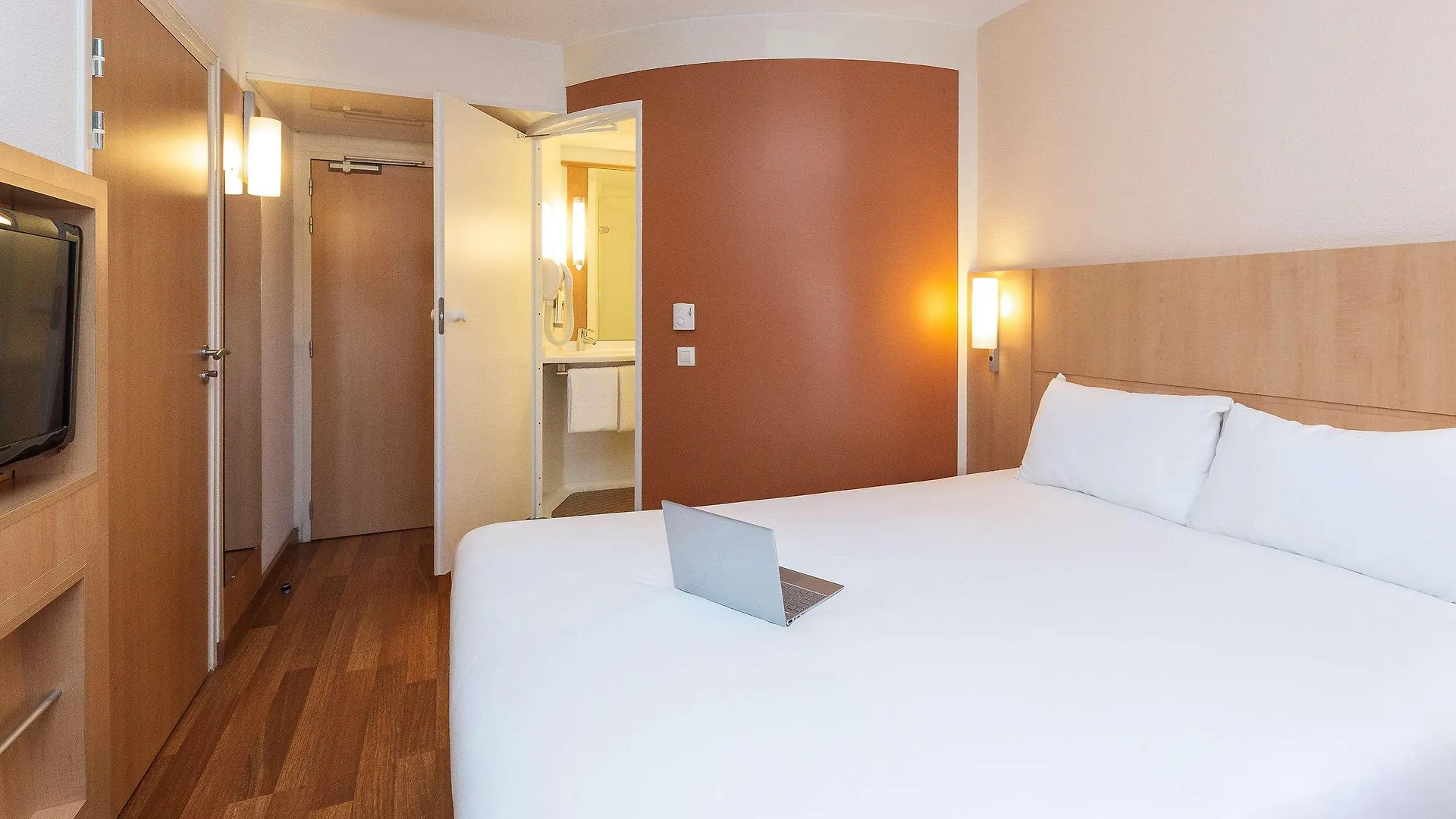 Ibis Lyon Est Chaponnay Hotel 3*,