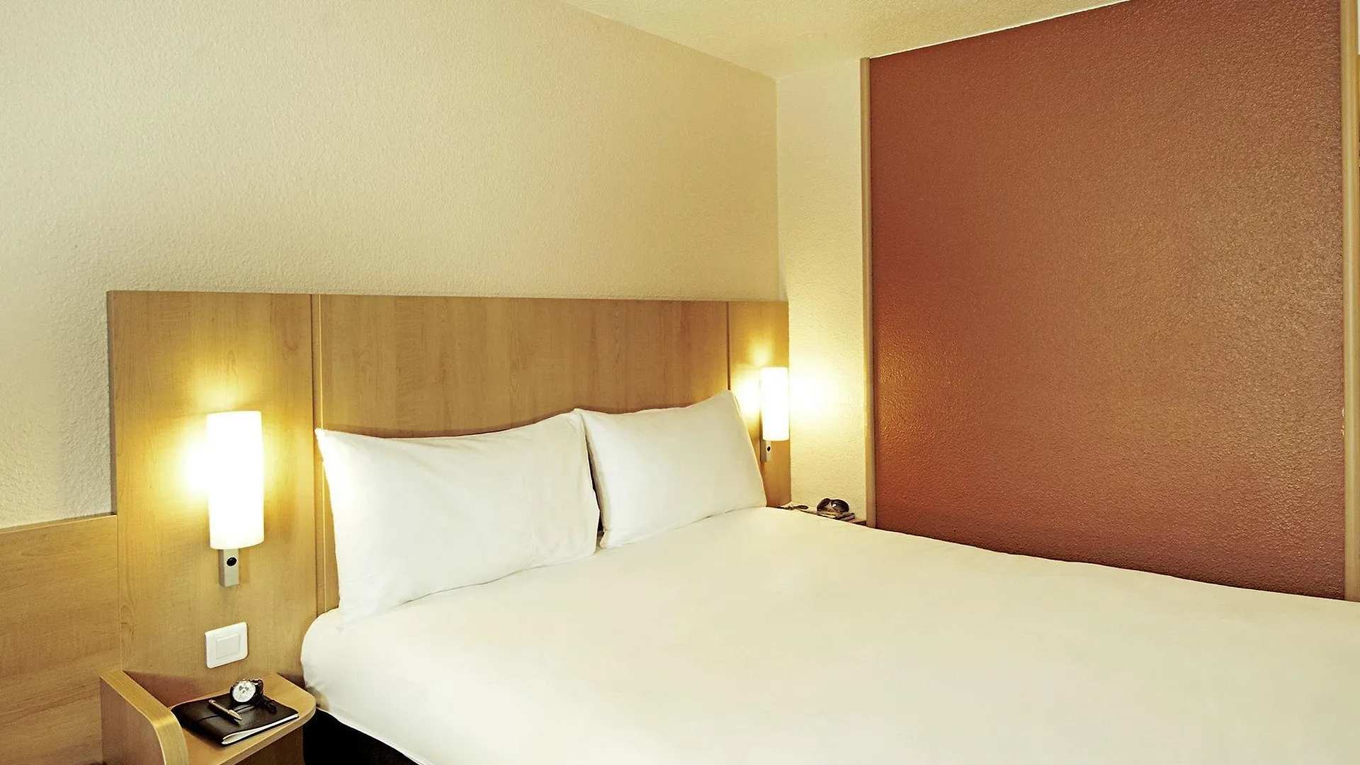 Ibis Lyon Est Chaponnay Hotel